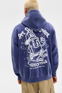 Marineblaues Sweatshirt mit weicher Textur, das auf der Rückseite eine weiße Grafik eines Spraydosen-Charakters zeigt, der Skateboard fährt und von Blasen umgeben ist.