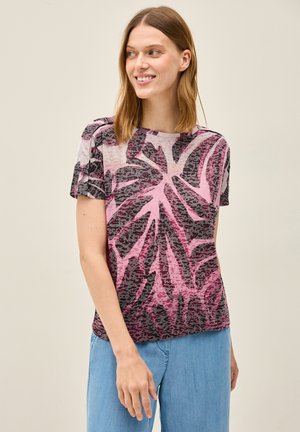T-shirt à manches courtes en tissu léger avec un motif de feuilles rose et gris. Col rond et coupe décontractée. Design décontracté.