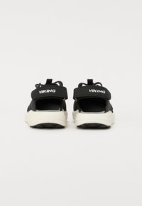 Μαύρες σαγιονάρες με κλειστή πλάτη, ρυθμιζόμενο λουρί και υφασμάτινη σόλα, με το λογότυπο "VIKING" σε λευκό χρώμα στο λουρί.