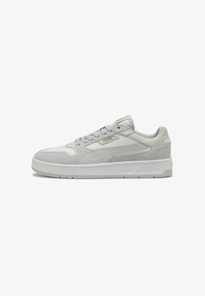 Grå sneakers med en kombination af læder og ruskind, flad hvid sål, polstret krave og guld logo detaljer.
