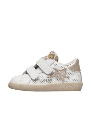 Scarpa da ginnastica bianca per bambini con suola beige, doppie fasce in velcro, lati traforati, toppa a stella scintillante e fodera della linguetta con stampa leopardata.