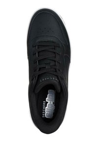 Czarny but sportowy z gładkiej skóry, z zapięciem na sznurówki, perforowanym czubkiem, wyściełanym wnętrzem i białą gumową podeszwą. Widoczna marka Skechers.