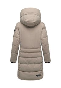 Beige lang, polstret vinterjakke med hætte, quiltet design, lange ærmer og sorte mærker på ærmet og nederste ryg.