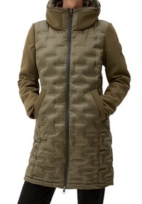 Oliwkowy ocieplany płaszcz o długim kroju, z kapturem i zapięciem na zamek. Posiada boczne kieszenie, gładkie rękawy w kontrastowym kolorze oraz pikowaną fakturę.