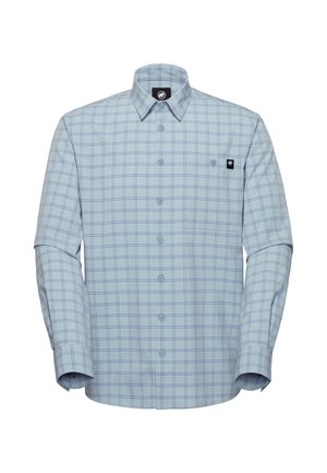 Lyseblå langærmet skjorte med knapper og blåt ternet mønster samt et lille sort logo-patch på venstre brystlomme.
