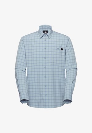 Lyseblå langærmet skjorte med knapper og blåt ternet mønster samt et lille sort logo-patch på venstre brystlomme.