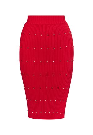 Piros bordázott ceruzaszoknya testhez simuló szabással, díszítő ezüst szegecsekkel egyenletesen elhelyezve az anyagon. Magas derék kialakítás.