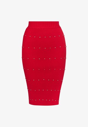 Gonna a matita rossa a coste con silhouette aderente, caratterizzata da borchie decorative argentate distribuite uniformemente sul tessuto. Design a vita alta.