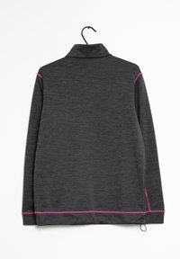 Top gris de manga larga con cuello tipo polo, que presenta costuras en rosa a lo largo de las costuras y una tela texturizada. Cu�élga de un gancho.