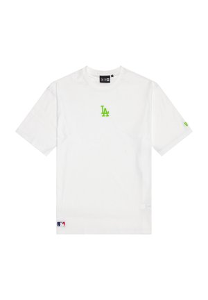 Tricou alb cu mânecă scurtă, cu logo-ul „LA” brodat în verde pe piept și o mică etichetă cu logo-ul MLB la tivul de jos.