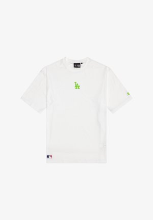 T-shirt bianca a maniche corte con logo "LA" verde ricamato sul petto e piccola toppa con logo MLB sull'orlo inferiore.