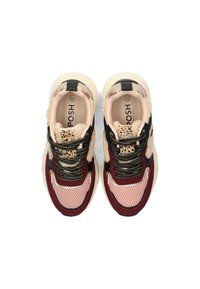 Les baskets présentent un mélange de matériaux, y compris du mesh et de fausse fourrure, dans des tons de rose, noir et bordeaux. Accentuées par un imprimé léopard et du matériel doré.