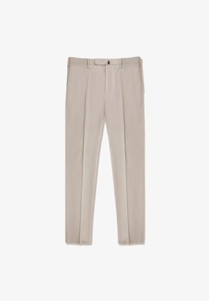 Chino beige, realizzati in tessuto morbido, con una vestibilità dritta, chiusura con zip frontale e passanti per la cintura, dotati di due tasche laterali e due tasche posteriori.