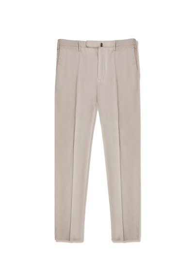 Chino beige, realizzati in tessuto morbido, con una vestibilità dritta, chiusura con zip frontale e passanti per la cintura, dotati di due tasche laterali e due tasche posteriori.