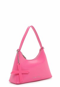 Sac à épaule synthétique rose d'une forme incurvée, avec une fermeture éclair et un charm en forme de croix sur une chaîne. Texture lisse.