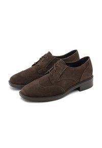 Un paio di scarpe oxford da uomo in scamosciato marrone scuro con dettagli brogue e lacci, presentate su sfondo bianco.