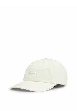 Witte baseballpet met gebogen klep, geborduurd met het "BOSS"-logo op het voorpaneel links, weergegeven tegen een witte achtergrond.