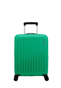 Valigia rigida verde con scanalature verticali, manico estensibile e quattro ruote girevoli nere. Design compatto per i viaggi.