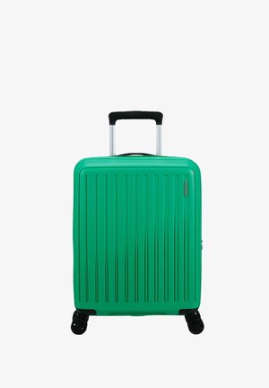 Valigia rigida verde con scanalature verticali, manico estensibile e quattro ruote girevoli nere. Design compatto per i viaggi.