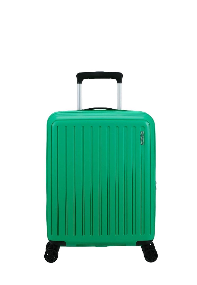 Valigia rigida verde con scanalature verticali, manico estensibile e quattro ruote girevoli nere. Design compatto per i viaggi.