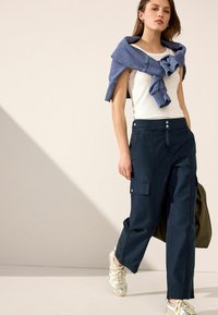 Next FIT - BARREL LEG - Reisitaskuhousut - navy