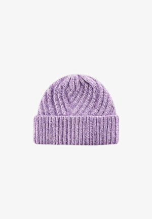 Bonnet tricoté violet avec un motif en côtes, doté d'un revers et d'une finition texturée. Fabriqué en fil doux pour la chaleur.