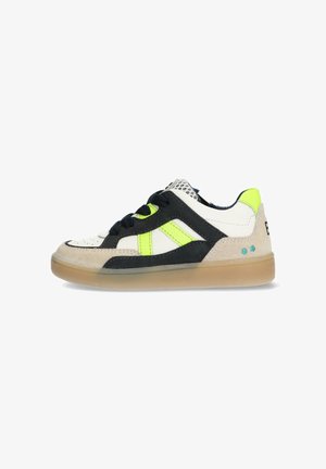 Sneaker met een ontwerp in wit, zwart en neon groen. Bevat suède en leren materialen, met een gestructureerde rubberen zool en platte veters.
