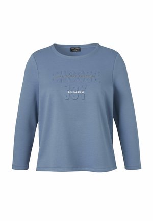 Blaues Langarmoberteil aus weichem Stoff mit Rundhalsausschnitt und geprägt Text: "WÄHLE FREUDE, MACH DEN TAG TOLL" mit silbernen Akzenten.