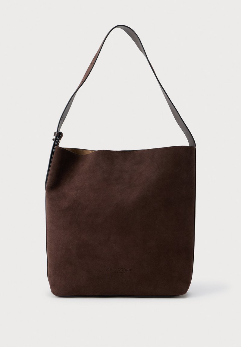Hnědá surová kožená taška přes rameno s hladkým povrchem a jedním nastavitelným popruhem; má minimalistický design a jemné logo vpředu.