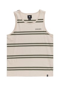 Top de tirantes crema con rayas verdes horizontales. Cuenta con un escote redondo y un logo en la parte delantera izquierda. La tela parece suave y ligera.
