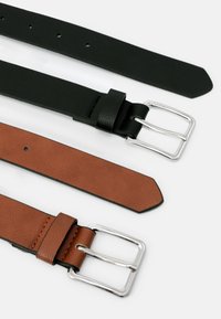 Drie leren riemen in zwart, bruin en tan. Elke riem heeft een zilveren rechthoekige gesp, waarbij de bruine riem contrasterende stiksels heeft.