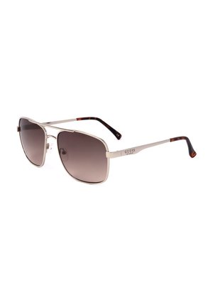 Occhiali da sole con montatura in metallo argento, lenti sfumate scure e terminali tartarugati, nome del marchio "Guess" sulle aste.