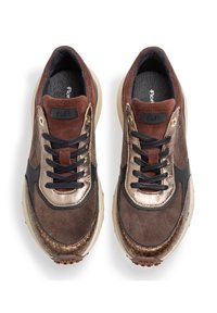 Braune und schwarze Sneakers mit metallischen Akzenten, Wildleder- und glatten Oberflächen, abgerundetem Design und gemusterter Gummi-Außensohle. Schwarze Schnürsenkel und Logodetails.