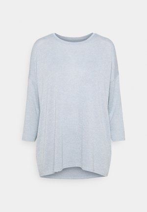 Pull en maille oversize bleu clair avec épaules tombantes, manches trois quarts et ourlet arrondi, présenté sur fond blanc.