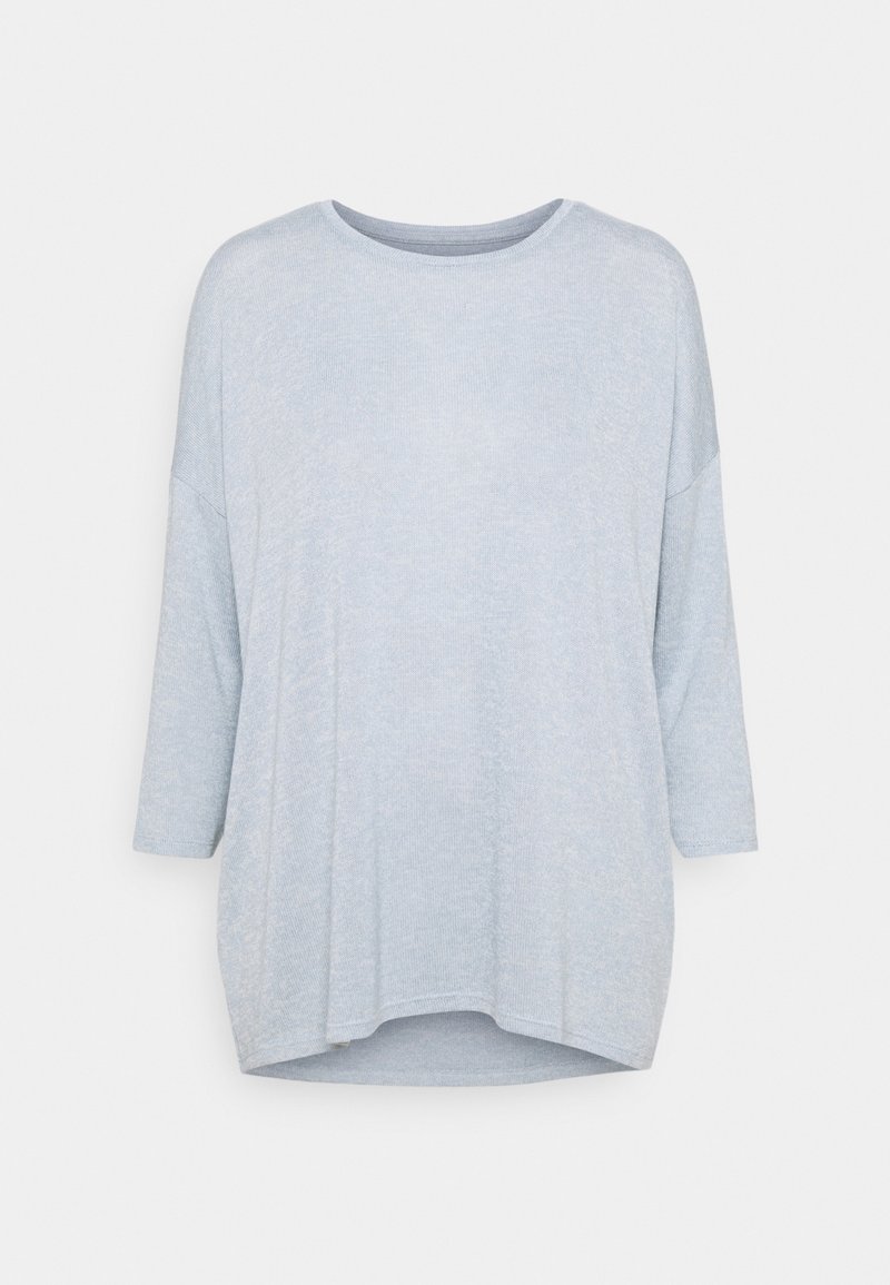 Pull en maille oversize bleu clair avec épaules tombantes, manches trois quarts et ourlet arrondi, présenté sur fond blanc.