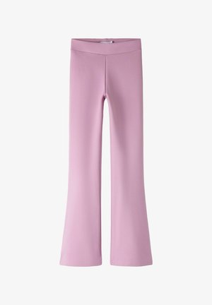 Pantalons évasés rose clair avec une large ceinture, un devant sans coutures et une texture de tissu lisse.