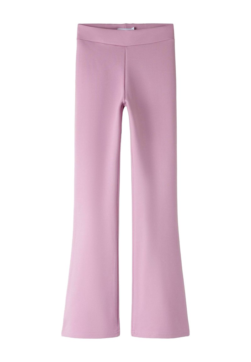 Pantalones de campana en rosa claro con una cinturilla ancha, frente sin costuras y una textura de tela suave.