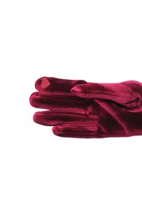 Guanti di velluto cremisi con una texture liscia, caratterizzati da cinque dita e una vestibilità aderente. Nessun motivo decorativo o accessorio visibile.