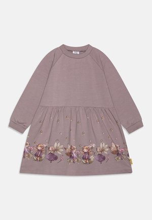 Langærmet kjole i blødt lavendelfarvet stof med en rynket nederdel og trykte fe-illustrationer ved kanten med blomsteraccenter.