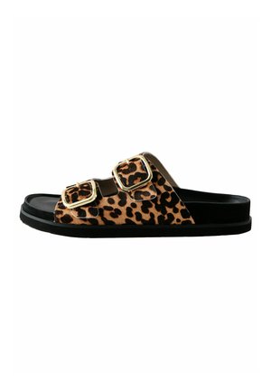Sandale cu experiță de leopard, realizate din suede moale, cu talpă din cauciuc negru, având două accenturi de cataramă aurie. Design plat, cu vârf deschis.