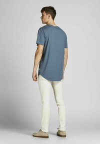 Jack & Jones JJENOA TEE CREW NECK - Lihtne T-särk - grisaille