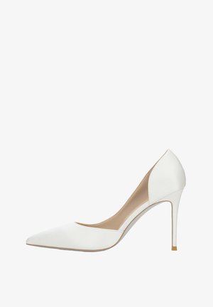 Witte hoge hakken met een puntige neus, een gladde synthetische buitenkant en een slanke naaldhak. Het interieur heeft een neutrale voering.