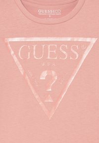 Guess JUNIOR CORE - T-shirt estampada - dreamy rose