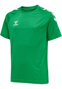 Camiseta deportiva verde de manga corta, fabricada con un tejido suave y transpirable. Presenta acentos blancos en los hombros y un logo en la parte frontal.