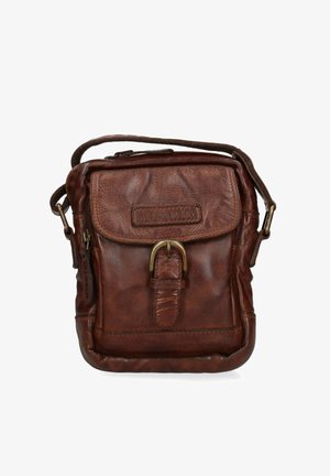 Braune Leder-Crossbody-Tasche mit einem vorderen Klappenverschluss, messingfarbenem Schnallenakzent, seitlicher Reißverschlusstasche und verstellbarem Trageriemen. Strukturiert Oberfläche.
