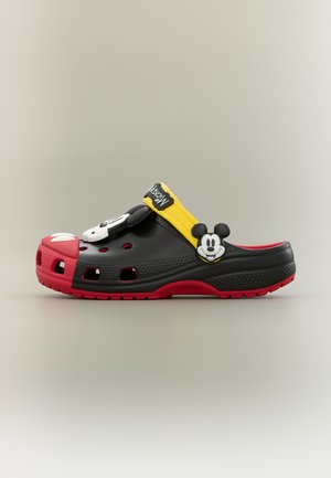 Must ja punane libistatav sandaal Mickey Mouse'i näo kaunistustega ja kollase rihmaga, millel kirjas „Mickey“, mõeldud vabaaja kandmiseks.