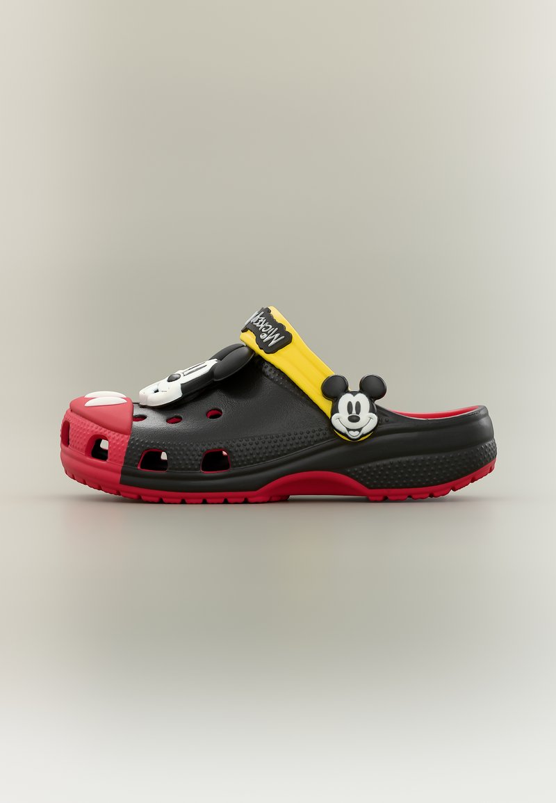 Μαύρο και κόκκινο σανδάλι τύπου slip-on με διακοσμητικά πρόσωπα του Μίκυ Μάους και κίτρινο λουράκι με την επιγραφή «Mickey», σχεδιασμένο για καθημερινή χρήση.