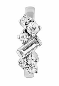 Anillo de plata con piedras redondas y rectangulares transparentes alternando, dispuestas en un patrón en zigzag, con una superficie pulida y lisa.