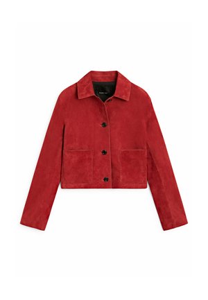 Veste courte en daim rouge avec manches longues, col, trois boutons noirs sur le devant et deux poches carrées devant.