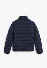 Granatowa kurtka puchowa z poziomym pikowaniem, wysokim kołnierzem i elastycznymi mankietami. Materiał wydaje się gładki i wodoodporny.